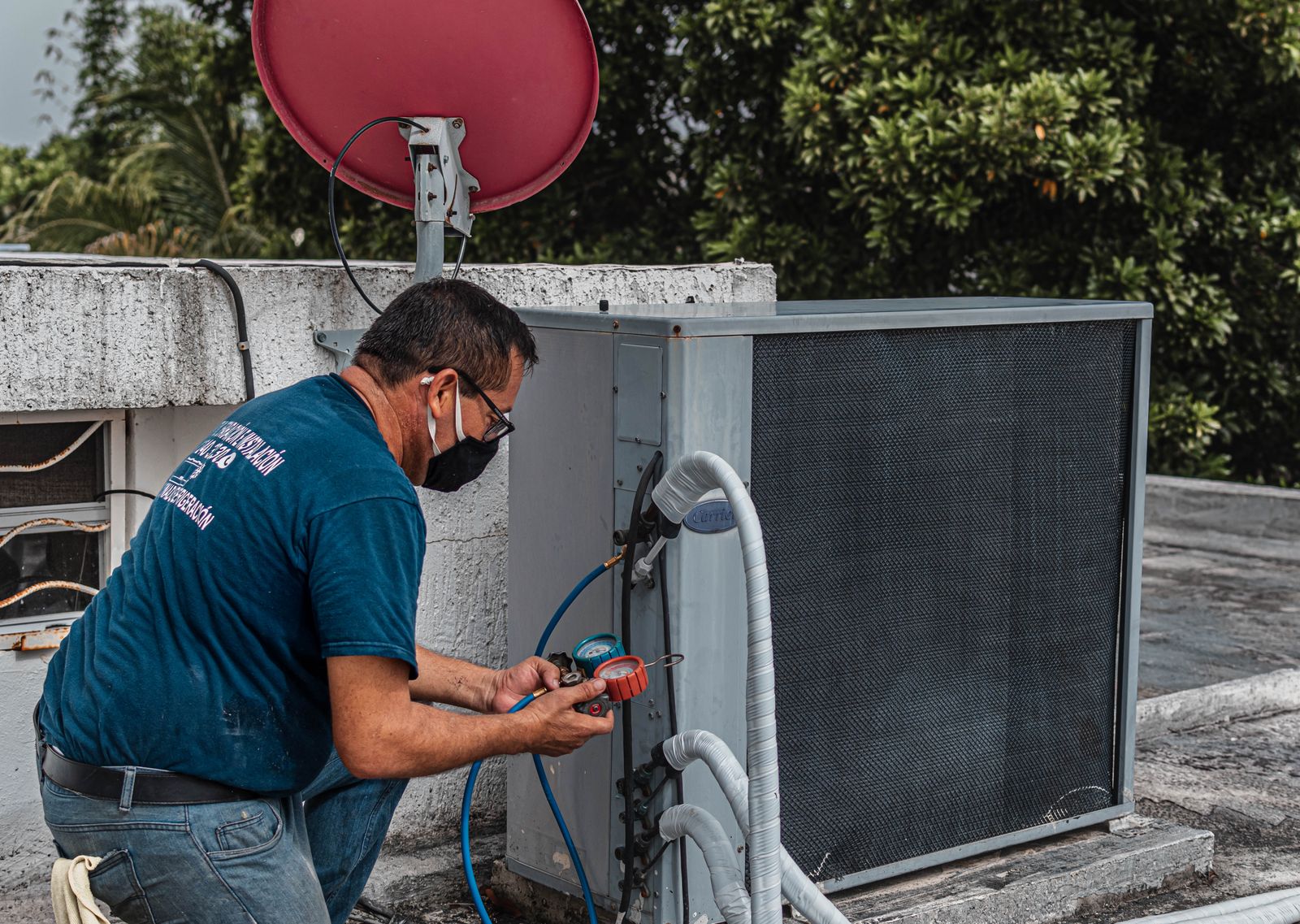 Técnico medindo pressão com manifold