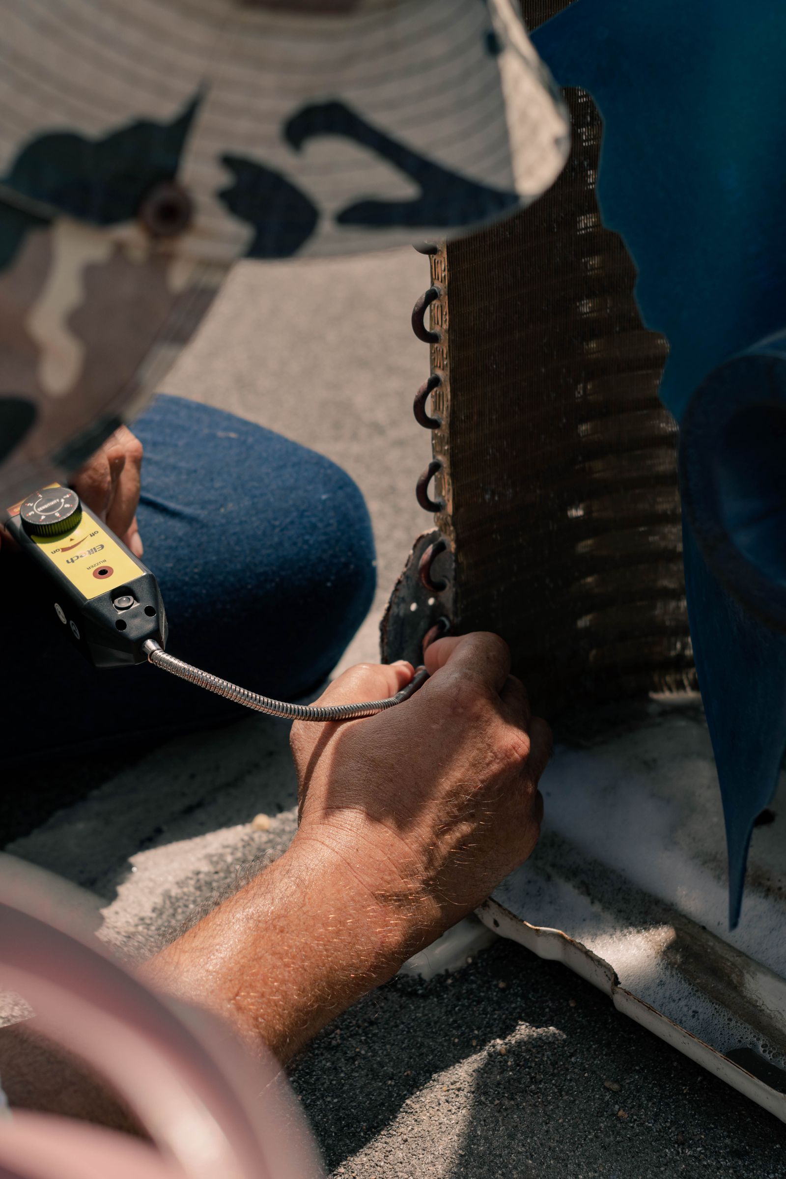 Técnico reparando unidade de ar-condicionado